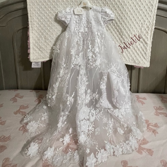 Princess Daliana 3D Floral Lace Full Length Dress with bonnet size: 9 months - Picture 3 of 9